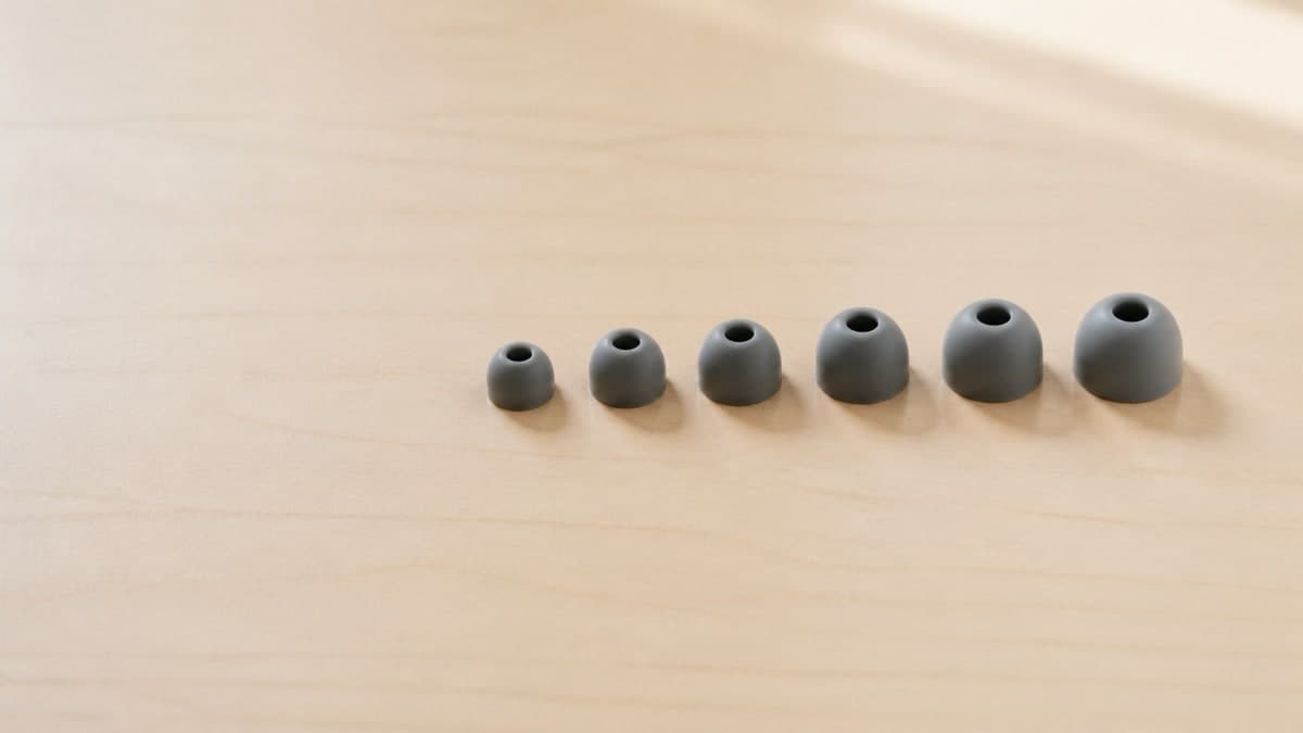 机の上に大きさ順に並べられた、灰色のシリコン製イヤーピース6組